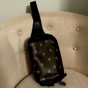 Double zip closure 
Outside zip pocket 
Adjustable strap for wear at waist